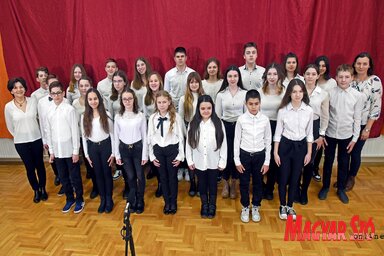 A zentai Thurzó Lajos Általános Iskola 25 tanulója képviselte Délvidéket a Himnusz közös szavalásán (Fotó: Gergely Árpád)