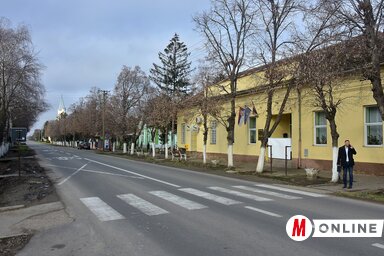Forgalomlassító táblát helyeztek ki a főutcán (Fotó: Gergely József)