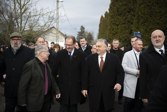 Orbán Viktor miniszterelnök a Himnusz elkészültének kétszázadik évfordulóján tartott megemlékezésen Szatmárcsekén (Fotó: MTI)