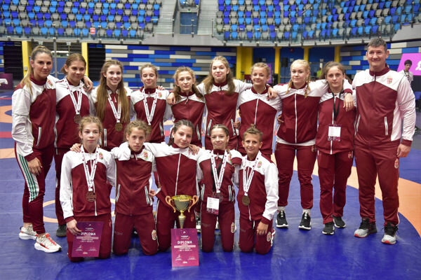 A magyar lánycsapat a serleggel (Fotó: MBSZ/RT) A magyar lánycsapat a serleggel (Fotó: MBSZ/RT)