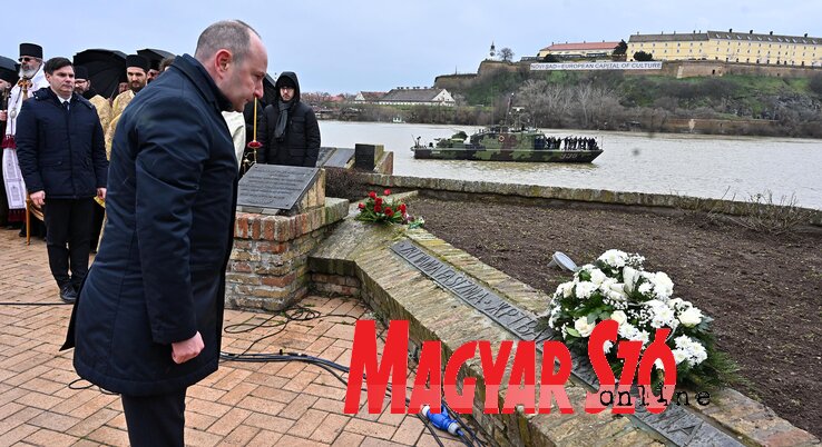 A Család emlékművet megkoszorúzták az áldozatok hozzátartozói, utódjai is, a gyászrendezvényen több száz polgár vett részt. Milan Đurić polgármester is elhelyezte a kegyelet virágait (Fotó: Ótos András felvétele)