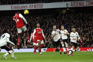 Nketiah az első góljánál tökéletes ütemben emelkedett Xhaka beadására (Fotó: Beta/AP)