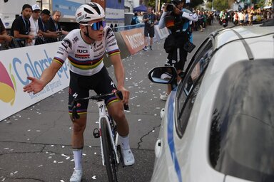 A világbajnoki trikós Evenepoel nekifogott reklamálni, mert hátrányt szedett össze a szakasz kaotikus befejezésében (Fotó: Sticky Bottle)