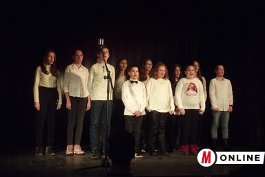A himnuszt a Fejős Klára Általános Iskola magyar tanulói énekelték (Vidács Hajnalka felvétele)