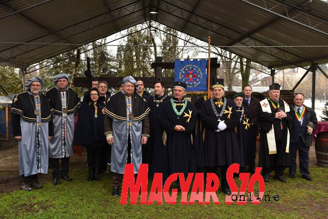 Borlovagok a szőlősben (Fotó: Molnár Edvárd) Borlovagok a szőlősben (Fotó: Molnár Edvárd)