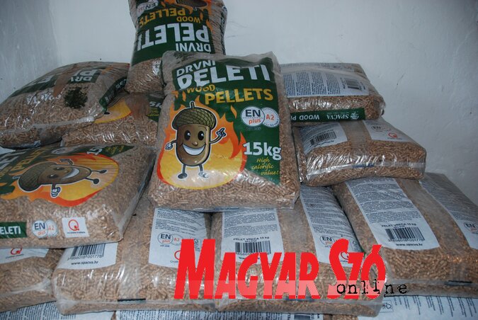 Január végéig a pellet tonnánkénti ára nem haladhatja meg a 38 ezer dinárt (Fotó: Horváth Attila) Január végéig a pellet tonnánkénti ára nem haladhatja meg a 38 ezer dinárt (Fotó: Horváth Attila)