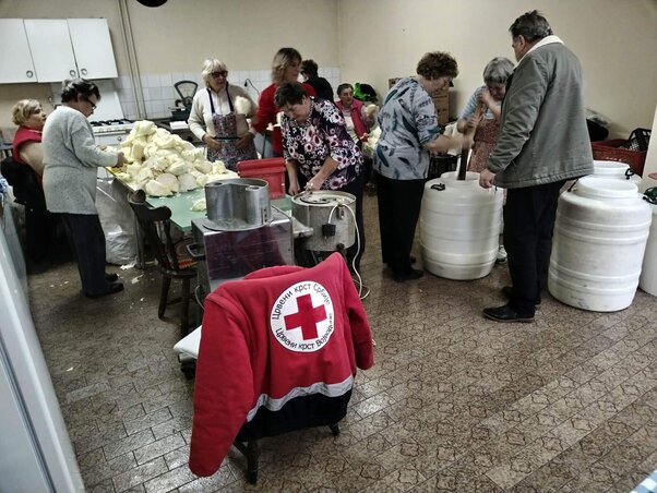A Vöröskereszt és a Dália közös akciója: az aktivisták és a kézművescsoport tagjainak segítségével több mint 1300 kilogramm káposztát dolgoztak fel