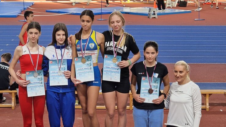 Elena Puškar (jobbról) a dobogó harmadik fokán (Fotó: Spartacus Atlétikaklub) Elena Puškar (jobbról) a dobogó harmadik fokán (Fotó: Spartacus Atlétikaklub)