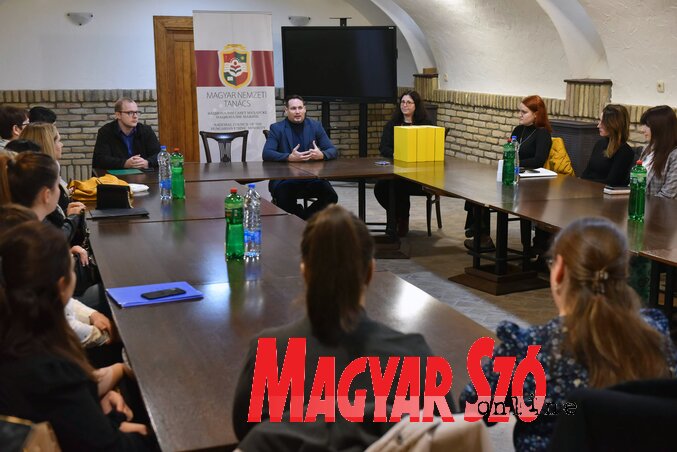 Amióta az MNT keretében valósul meg a támogatás, több mint 600-an honosították diplomájukat – közölte egyebek között Fremond Árpád (Molnár Edvárd felvétele) Amióta az MNT keretében valósul meg a támogatás, több mint 600-an honosították diplomájukat – közölte egyebek között Fremond Árpád (Molnár Edvárd felvétele)