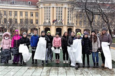 A kis környezetvédők munkára készen a zentai városháza előtt (Fotó: Zöldülj Zenta)