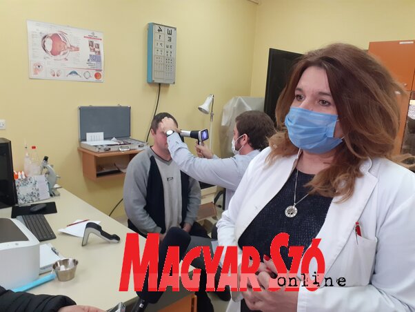 Dr. Illés Csilla igazgatónő, a háttérben pedig zajlik a vizsgálat (Kazinczy Paszterkó Diana felvétele) Dr. Illés Csilla igazgatónő, a háttérben pedig zajlik a vizsgálat (Kazinczy Paszterkó Diana felvétele)