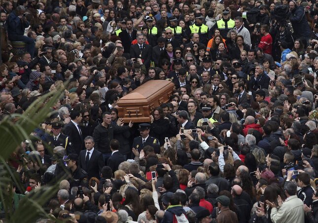 Nagy tömeg gyűlt össze a temetésen (Fotó: ABC de Sevilla)