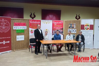 Sárközi István, a Magyar Nemzeti Tanács Végrehajtó Bizottságának elnöke köszöntőbeszédében a továbbképzés fontosságát hangsúlyozta (Fotó: Kancsár Izabella)