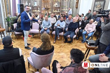 Juhász Bálint, az Újvidéken tartott keddi összejövetelen szól a mentorprogram résztvevőihez (Ótos András felvétele)