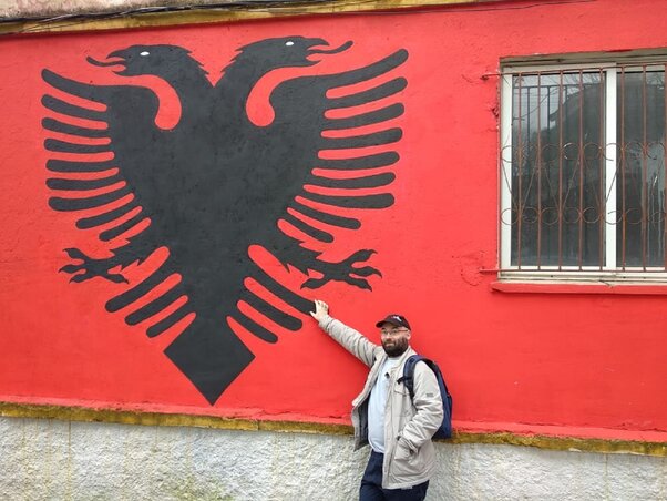 Elmondása szerint Albániában egyedül a zászló az ijesztő, igaz, azt előszeretettel kifüggesztik mindenhová