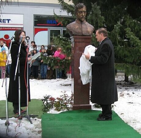 Lezsák Sándor leleplezi a szobrot a 2006-os ünnepségen (kupusina.org)
