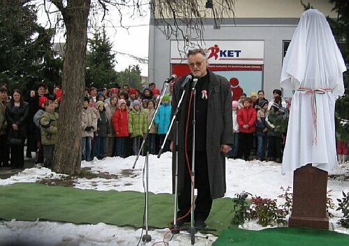 Kovács Frigyes színművész szaval a szoboravatón (kupusina.org)