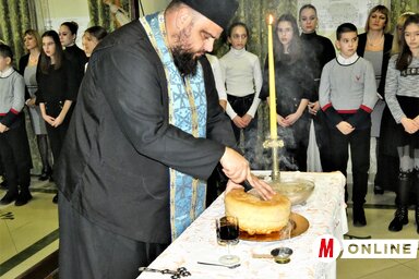 Pravoszláv szokás szerint megszentelték és felszelték az ünnepi kalácsot (Fotó: Horváth Zsolt)
