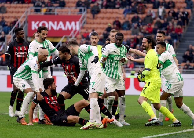 Nem volt minden feszültségtől mentes a Milan és a Sassuolo mérkőzése… (Fotó: EPA)