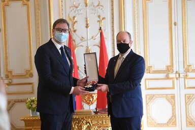 Monako, 22. februara 2022.- fotografija niske rezolucije -   Princ Albert Drugi od Monaka urucio je danas Veliki krst reda Svetog Sarla predsedniku Srbije Aleksandru Vucicu, koji boravi u poseti Monaku.  FOTO TANJUG/ PREDSEDNISTVO SRBIJE/ bg