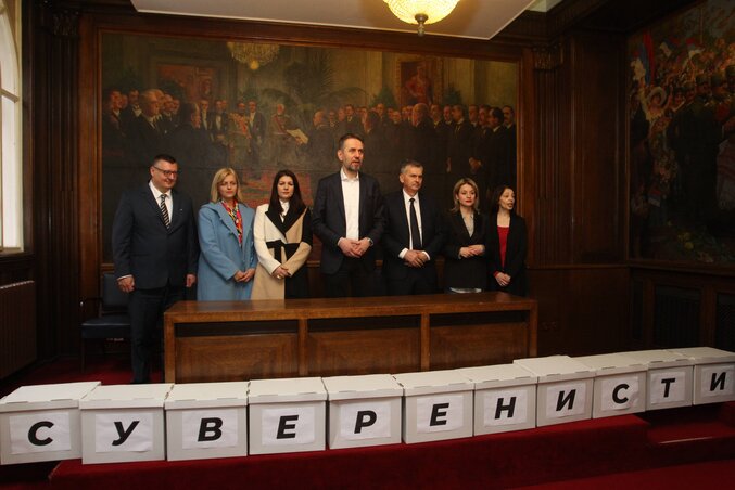 A környezetvédelmi kérdéseket előtérbe helyező Szuverenisták (Suverenisti) koalíciója is átadta a listát. Saša Radulović, a DJB vezetője ennek alkalmából azt mondta, alapüzenetük az, hogy Szerbia nem eladó (Fotó: Beta)