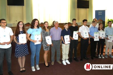 Jelképes ajándékkal jutalmazták a legjobbakat (Horváth Zsolt felvétele)