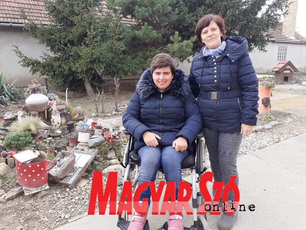 Dorina és Mária az Orgona utcai otthonuk virágoskertje előtt, ami az édesanya egyetlen hobbija (Kazinczy Paszterkó Diana felvétele)