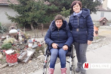 Dorina és Mária az Orgona utcai otthonuk virágoskertje előtt, ami az édesanya egyetlen hobbija (Kazinczy Paszterkó Diana felvétele)