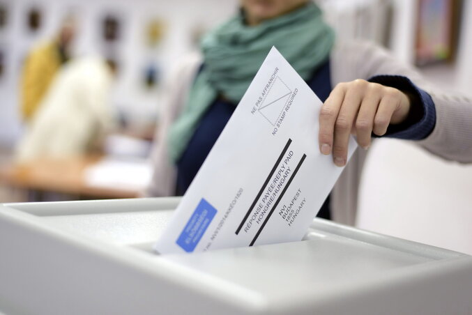 A legbiztosabb út konzulátuson leadott vagy oda eljuttatott szavazat (Fotó: MTI)