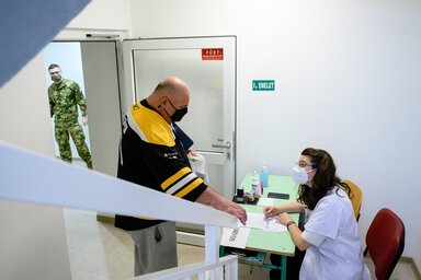 Sz�kesfeh�rv�r, 2022. febru�r 23.
Koronav�rus elleni olt�sra �rkezik egy f�rfi a Fej�r Megyei Szent Gy�rgy Egyetemi Oktat� K�rh�z olt�pontj�ra Sz�kesfeh�rv�ron 2022. febru�r 23-�n.
MTI/Vasv�ri Tam�s