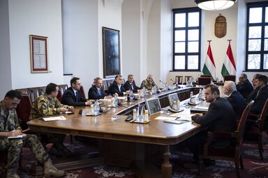 Budapest, 2022. febru�r 24.
A Minisztereln�ki Sajt�iroda �ltal k�zreadott k�pen Orb�n Viktor minisztereln�k (b5) a nemzetbiztons�gi operat�v t�rzs �l�s�n a Karmelita kolostorban 2022. febru�r 24-�n. Az �l�st az ukrajnai katonai m�veletek miatt h�vta �ssz