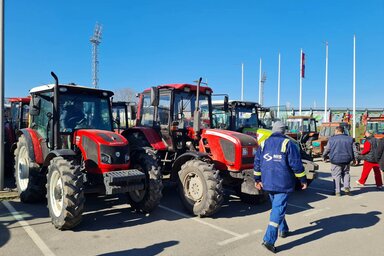Zrenjanin, 24.02.2022. - Poljoprivrednici iz Zrenajnina i okolinih mesta organizovali su danas jos jednu protestnu voznju tim gradom jer su nezadovoljni viskomo cenom djubriva i malim subvencijama.  (BETAPHOTO/LJILJANA STUPAR/MO)