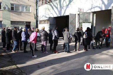 Hosszú sor kígyózott a Vöröskereszt csomagjaiért (Lakatos János felvétele)