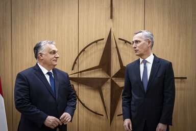 Br�sszel, 2022. febru�r 25.
A Minisztereln�ki Sajt�iroda �ltal k�zreadott k�pen Orb�n Viktor minisztereln�k (b) �s Jens Stoltenberg NATO-f�titk�r (j) Br�sszelben a sz�vets�g rendk�v�li cs�cstal�lkoz�j�n 2022. febru�r 25-�n. A tag�llamok vide�konferenci�n