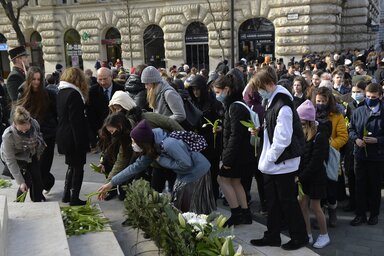 Budapest, 2022. febru�r 25.
Di�kok vir�got helyeznek el a Nemzeti v�rtan�k eml�km�v�n�l a kommunizmus �ldozatainak eml�knapj�n tartott megeml�kez�sen Budapesten, a V�rtan�k ter�n 2022. febru�r 25-�n.
MTI/So�s Lajos