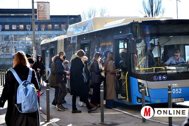 Az utasok a változásokról a vállalat oldalán a menetrend fül alatt található táblázatból tájékozódhatnak (www.gspns.rs/red-voznje/gradski), ahol fel vannak tüntetve azok a járatok, amelyek most, ideiglenesen korlátozottindulásszámmal közlekednek.