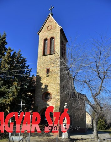 A kispiaci templom keresztjén akkor is madár ült A kispiaci templom keresztjén akkor is madár ült