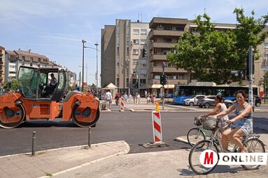 A Felszabadulás sugárúton ma befejezik az aszfaltozást az Elektrovojvodina épülete előtti szakaszon (Fotó: Szeli Balázs felvétele)