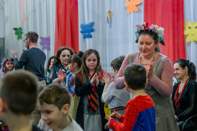 Kisimre Szerda Anna tánctanítás közben (Fotó: Herceg Elizabetta)