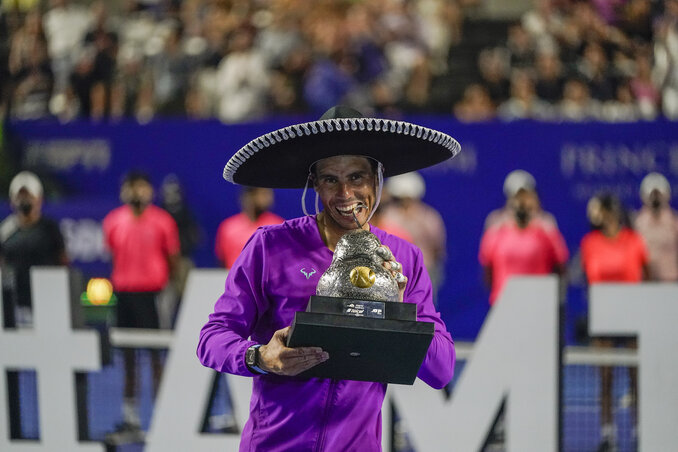 Egy sombrero, egy serleg és egy jellegzetes Nadal-harapás (Fotó: Beta/AP)