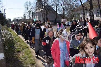 Farsangolók vonulása a pacséri főutcán (Komáromi Gizella felvétele)