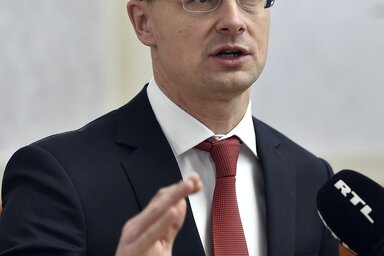 Budapest, 2018. janu�r 12.
Szijj�rt� P�ter k�lgazdas�gi �s k�l�gyminiszter sajt�t�j�koztat�n reag�l a magyar auton�miat�rekv�sekkel kapcsolatos rom�n korm�nyf�i nyilatkozatra a K�lgazdas�gi �s K�l�gyminiszt�riumban 2018. janu�r 12-�n.
MTI Fot�: M�th� Zo