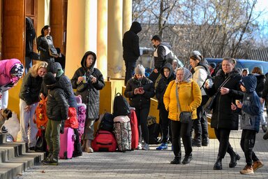 Beregsur�ny, 2022. m�rcius 1.
A h�bor� miatt Ukrajn�b�l Magyarorsz�gra menek�l�k v�rakoznak a beregsur�nyi polg�rmesteri hivataln�l kialak�tott seg�ts�gpontn�l 2022. m�rcius 1-j�n.
MTI/Czegl�di Zsolt