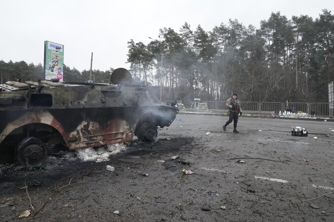Így nézett ki tegnap délelőtt a Kijev felé vezető Brovari ellenőrzőpont környéke (Fotó: AP via Beta)