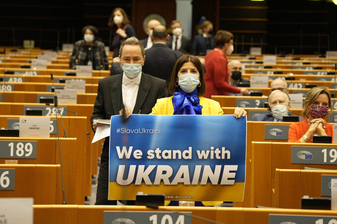 Az Európai Parlament egyik képviselője Ukrajnát támogató molinóval a testület tegnapi, rendkívüli brüsszeli plenáris ülésén (Fotó: AP via Beta)