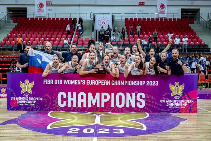 Ünnepelnek a szlovén lányok (Fotó: FIBA) Ünnepelnek a szlovén lányok (Fotó: FIBA)