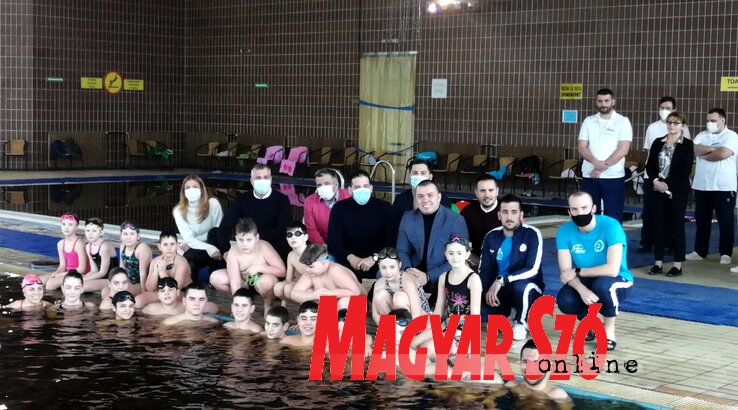 Udovičić a Shark Úszóklub tagjaival a kanizsai medencénél (Milorad Mitrović felvétele)
