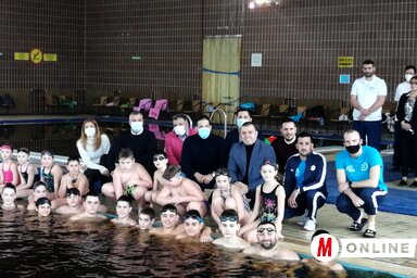 Udovičić a Shark Úszóklub tagjaival a kanizsai medencénél (Milorad Mitrović felvétele)