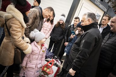 Beregsur�ny, 2022. m�rcius 3.
A Minisztereln�ki Sajt�iroda �ltal k�zreadott k�pen Orb�n Viktor minisztereln�k (j2) a h�bor� miatt Ukrajn�b�l Magyarorsz�gra menek�l�k sz�m�ra kialak�tott seg�ts�gponton Beregsur�nyban 2022. m�rcius 3-�n.
MTI/Minisztereln�