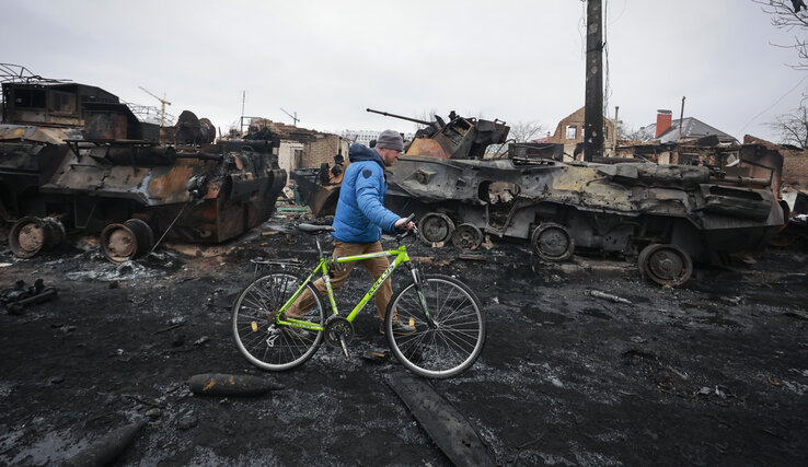 Kiégett orosz páncélosok a Kijevhez közeli Buha városkánál (Fotó: RDMPS via AP/Beta)